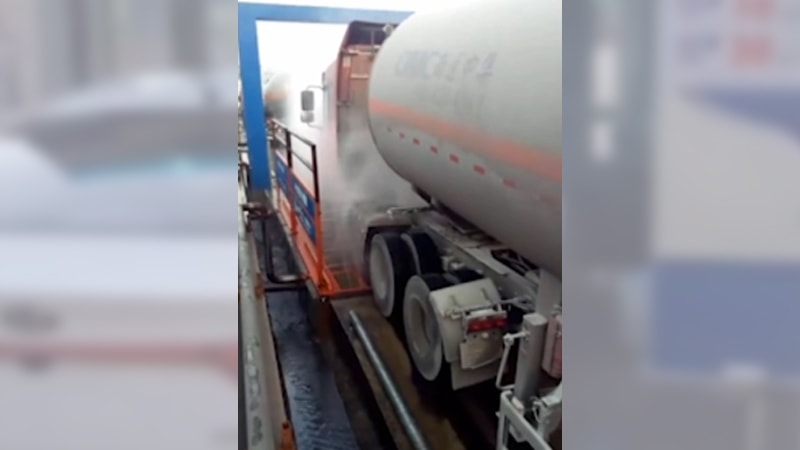 Equipo de lavado para vehículos industriales con grúa