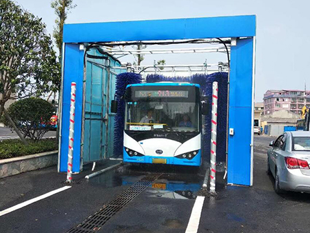 Equipo de lavado para camiones y autobuses