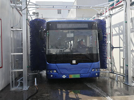 Equipo de lavado para camiones y autobuses
